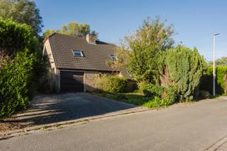 Deze alleenstaande woning uit 1991 ligt in een doodlopende straat in Marke en beschikt over een perceel van maar liefst 1.249 m². Achteraan geniet je van een tuin die aanvoelt als je eigen bosje, met volop groen en privacy.<br /><br />Via de inkomhal met gastentoilet bereik je vooraan een aparte kamer, ideaal als bureau of speelkamer. De leefruimte sluit aan op de open keuken, die in 2018 werd vernieuwd. Aansluitend bevinden zich de berging met achterdeur en de inpandige garage. Vooraan is er een oprit.<br /><br />De veranda vormt een extra leefruimte. Boven bevinden zich 3 slaapkamers, een apart toilet en een badkamer met bad, douche en lavabomeubel.<br /><br />Met 24 zonnepanelen beschikt de woning over een mooie energetische troef. De woning heeft geen officiële renovatieplicht, maar kan hier en daar wat nieuwe liefde gebruiken om ze helemaal naar jouw smaak te maken.<br /><br /><br />Waarom dit aanbod overwegen?<br /><br />✔ Alleenstaande woning<br />✔ Rustige, doodlopende straat<br />✔ Perceel van 1.249 m²<br />✔ Tuin met eigen bosje<br />✔ Keuken vernieuwd in 2018<br />✔ 24 zonnepanelen<br />✔ Inpandige garage en oprit<br />✔ 3 slaapkamers + extra kamer<br /><br />Goed om te weten: de woning ligt in een verkaveling met specifieke voorschriften. Een deel van de tuin is bestemd als groenzone die behouden en onderhouden moet worden. Het achterste deel van het perceel ligt in parkgebied. De veranda is niet vergund en regularisatie is vereist.<br /><br />Interesse? Bel 0471 69 44 30<br />Attesten & documenten: www.nestr.be