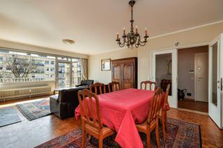 <p><span>Op zoek naar een ruim appartement, veel licht én een toplocatie net buiten de stad? In dit gezellige appartement in residentie Balmoral krijg je het allemaal: een riante leefruimte, 3 slaapkamers, een ruim zuid-gericht terras én een autostaanplaats die inbegrepen is in de prijs!<br /><br /></span></p><p><span>Licht, ruimte &amp; charme</span><span><br />Op de grens van Borgerhout en Deurne-Zuid, in de gekende Luitenant Lippenslaan net buiten de Singel, vind je dit appartement op de vierde verdieping. Je komt binnen in de ruime centrale inkomhal, die meteen praktisch uit de hoek komt met een vestiairekast, videofoon en een apart toilet.</span></p><p><span>De leefruimte is hier een echte troef. Met haar charmante blokjesparket, mooie dubbele deur met glas en oppervlakte van ca. 38,5 m² voelt ze heerlijk ruim aan. Je hebt hier meer dan genoeg plaats voor een grote zithoek en eettafel, terwijl het daglicht volop binnenvalt. Vooraan sluit de leefruimte aan op het zuid-gerichte terras, een fijne plek voor een koffie in de zon, wat kruiden in potten of een bistrosetje met twee stoelen.<br /><br /></span></p><p><span>Praktisch ingedeeld</span><span><br />Aansluitend vind je de keuken, met veel kastruimte en directe toegang tot het terras. Verder in de hal heb je nog een handige berging, een badkamer met douche, lavabomeubel en een tweede toilet.  </span></p><p><span>Achteraan liggen de drie slaapkamers, rustig georiënteerd en allemaal voorzien van een verzorgde laminaatvloer en vliegenramen. Met oppervlaktes van ca. 10 m², ca. 9 m² en ca. 19 m² zijn ze stuk voor stuk mooi bruikbaar. De grootste slaapkamer heeft bovendien nog een aansluitende berging met lavabo en aansluiting voor een wasmachine.</span></p><p><span>Ook handig: bij het appartement hoort een kelderberging én een autostaanplaats in de ondergrondse parking, die mee verkocht wordt.<br /><br /></span></p><p><span>Groen, centraal en vlot bereikbaar</span><span><br />Je woont hier op een bijzonder centrale plek, net buiten de stad en vlakbij heel wat groen. Het Te Boelaerpark ligt op wandelafstand, net als het Rivierenhof en Boekenbergpark. Ook Zurenborg met zijn gezellige restaurantjes en cafe's en Berchem Station zijn snel bereikbaar. Met een Mobiscore van 9,5/10 zit je hier uitstekend voor openbaar vervoer, winkels en een vlotte verbinding naar de Ring. Een topligging dus, voor wie rustiger wil wonen maar toch met de stad vlakbij.</span></p><p><span> </span></p>