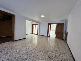 Woning te huur in Geraardsbergen<br /><br />Ben je op zoek naar een instapklare woning met ruimte? Dan is deze prachtige gezinswoning precies wat je zoekt!<br /><br />Deze recent geschilderde woning beschikt over:<br /><br />2 ruime slaapkamers, Bureau ruimte, grote opbergzolder, volledig uitgeruste keuken, mooie leefruimte met veel lichtinval en een aangenaam terras.<br /><br />Gelegen dichtbij winkels, scholen, openbaar vervoer en op vlotte afstand van het centrum en belangrijke invalswegen.<br /><br />Extra troeven: Energiezuinig, volledig geschilderd en instapklaar, veel opbergruimte, Inclusief Garage<br /><br />Interesse? Neem vandaag nog contact op voor een bezoek op 0492/82.50.00: Jerko<br />Mail Naar Jerko@cornelis-goeman.be
