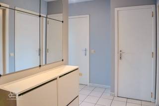 Dit ruim (106m²), instapklaar en energiezuinig appartement (EPC B-109 kWh) bevindt zich in een recent (1995) en verzorgd gebouw van 6 wooneenheden met een maandelijkse kost van €92 te Duffel-Oost.<br /><br />Met de trap bereiken we de eerste verdieping.<br />We komen binnen via een gepantserde deur naar een inkomhal met plaats voor kapstok en schoenenkast.<br /><br />Er zijn 2 koele grote slaapkamers aan de Westkant (ca 14 m²) op laminaat (2024), een ruime berging, apart toilet met lavabo, badkamer met lavabomeubel, kolomkast (februari 2019) en bad. Een ruime living met veel lichtinval en een volledig geïnstalleerde open keuken met inductievuur, oven, ijskast en afwasmachine (allemaal nieuw van februari 2019).<br /><br />Verder is er nog een zonnig terras van ongeveer 8 m² (voormiddag en namiddag zon), te betreden via een aparte deur.<br /><br />Achteraan bevindt zich een garagebox met verlichting en stopcontact.<br />