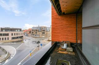 <span><span>Kleinschalige en energiezuinige '<strong>Residentie Le Vieux Charles'</strong>, bestaande uit <strong>5 prachtige en ruime appartementen.</strong><br />In het hartje van Poelkapelle, <strong>uitkijkend op het Guynemerplein</strong> vinden we deze kleinschalige en <strong>uiterst energiezuinige </strong>'Residentie Vieux Charles', bestaande uit 4 ruime appartementen en één penthouse. Onderaan bevindt zich een kwalitatieve bakkerij en chocolade zaak. De residentie bevindt zich meerbepaald op de hoek van de Brugseweg en de Wallenmolenstraat. <br /><br />Dit prachtig gelegen nieuwbouwproject beschikt over vier ruime appartementen met telkens 2 slaapkamers en een totale oppervlakte van 110 m² tot 117 m².  Daarnaast beschikt elk appartement ook over min. één groot terras van 8 m² tot 17 m². Verder heeft u momenteel nog vrije keuze in de afwerking van de keuken (Dovy-Ieper), badkamer en de vloer van uw appartement. Ook worden deze lichtrijke appartementen uitgerust met vloerverwarming aangestuurd door een warmtepomp (via warmtenet: innoverende technologie). Het regenwater wordt maximaal opgevangen in grote ondergrondse <strong>buffertanks (3x 15.000 Liter). </strong><br /><br />Bereikbaarheid, oriëntatie, uitzicht, beleefbaarheid, woonkwaliteit, rust, cultureel aspect, historiek, degelijkheid met hoge afwerkingsgraad, architecturaal concept, energiek aspect... zijn termen die het ontwerp van het project 'Residentie Le Vieux Charles' bepaald hebben.<br /><br /><strong>!! Aankoop aan het voordeel-tarief van 6% is mogelijk !!</strong><br /><br /><u><strong>Extra:</strong></u></span></span>
<ul>
	<li><span><span>Ruime budgetten voorzien voor keuze afwerkingsmaterialen;</span></span></li>
	<li><span><span>zeer energiezuinige appartementen;</span></span></li>
	<li><span><span>aangesloten op een intern warmtenet (uniek) - vloerverwarming en warmtepomp;</span></span></li>
	<li><span><span>unieke ligging;</span></span></li>
	<li><span><span>...</span></span></li>
</ul>
<span><span> Voor meer informatie omtrent de oplevering van de verschillende appartementen, gelieve contact te nemen met één van onze makelaars.<br /><br />Bent u op zoek naar een prachtig en ruim appartement met 2 slaapkamers en een leuk leefterras in een kleinschalige residentie? Plan dan snel uw bezoek! Contacteer ons kantoor op het nummer 051 50 11 51 of per mail via diksmuide@diksimmo.</span></span>