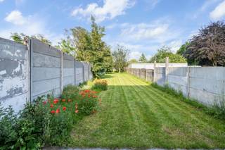 <p>In een bijzonder rustige, doodlopende straat kan u deze moderne woning met groot terras en tuin vinden, waarvan de bouw met oog voor detail werd uitgevoerd.</p>
<p>Via de inkomhal met gastentoilet worden de dimensies van de woning meteen duidelijk. Alle gelijkvloerse ruimtes hebben een oppervlakte die het mogelijk maakt de indeling op verschillende manieren in te vullen. De volledig met AEG toestellen uitgeruste keuken vormt samen met eetgelegenheid en living een harmonieus en open geheel. Een grote berging – waar ook de technieken zijn – biedt ruim 12m2 plaats voor grotere en kleine spullen.</p>
<p>Over de volledige breedte van de woning zijn achteraan grote raampartijen voorzien, die samen met een enorme lichtkoepel over de eetplaats zorgen voor een perfecte licht-dynamiek die de hele woning omarmt.</p>
<p>De brede traphal leidt u naar de eerste verdieping, waar een gevoel rust en privacy domineert. 3 grote slaapkamers dienen slechts ingericht te worden om een comfortabele nachtrust tegemoet te gaan. De badkamer is voorzien van alle comfort, met een ligbad, een grote inloopdouche en dubbele lavanbo met meubel en bijkomende kast.</p>
<p>Techniek:</p>
<p>De woning is voorzien van een warmtepomp, geen afhankelijkheid van gasprijzen</p>
<p>Ventilatie systeem type D met warmte recuperatie</p>
<p>Overal ethernet aansluitingen</p>
<p>We helpen u graag ter plaatse met een gedetailleerde rondleiding, een bezoek zegt meer dan 1000 woorden.</p>
<p>Tel 09 274 15 53</p>
<p>Mail floris@cornelis-goeman.be</p>