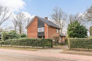 Bent u op zoek naar een vrijstaande woning met voldoende ruimte, een mooie tuin en een centrale ligging? Dan is deze open bebouwing in...