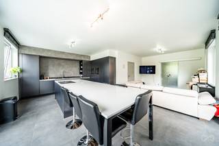 <p><span>We Invest heeft het genoegen u deze prachtige halfopen bebouwing voor te stellen, gelegen in Grimbergen, in een rustige en aangename woonwijk.</span><br /><span>Grimbergen is het ideale compromis tussen een chique, veilige en groene omgeving en de onmiddellijke nabijheid van Brussel en/of de luchthaven (±15–20 min).</span></p>
<p><span>De woning is gelegen in een doodlopende straat en geniet van alle comfort van een recente bouw (2019).</span><br /><span>Het pand is als volgt ingedeeld: inkomhal, apart toilet, woonkamer, eetkamer, volledig uitgeruste hightech keuken, toegang tot terras/tuin met zuidwestelijke oriëntatie.</span><br /><span>Meerdere parkeerplaatsen en een afgesloten garagebox vervolledigen dit niveau.</span></p>
<p><span>Op de eerste verdieping bevinden zich twee mooie slaapkamers (±17 m² en ±21 m²), een douchekamer, evenals een dressing.</span><br /><span>Op de tweede en laatste verdieping is de zolder (±34 m²) ingericht als master suite en technische ruimte.</span></p>
<p><span>De technische installaties zijn conform.</span><br /><span>EPC A met 62 kWh/m².jaar en conforme elektriciteit.</span><br /><span>Verkoop onder het stelsel van registratierechten – 2% onder voorwaarden.</span></p>