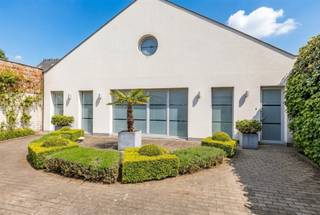 <p><span>Welkom in de Jozef Buyssestraat te Wetteren, waar wonen en werken perfect gecombineerd kunnen worden. Deze veelzijdige eigendom biedt aan de straatzijde een ruime praktijkruimte met meerdere loketten en polyvalente ruimtes, momenteel verhuurd – ideaal als investering of voor vrij beroep.</span></p><p><span> </span></p><p><span>Achteraan bevindt zich de prachtig afgewerkte woning, gekenmerkt door een overvloed aan natuurlijk licht en een doordachte indeling.</span></p><p><span> </span></p><p><span>De woning heeft volgende indeling: inkomhal met apart toilet, grote lichtrijke trappenhal, eerste slaapkamer en badkamer op het gelijkvloers. Een langwerpige leefruimte met zithoek en living. Deze staat in verbinding met de volledig uitgeruste keuken. Naastliggend is een grote bergruimte aanwezig. Op de eerste verdieping zijn er 2 grote kamers en een tweede badkamer beschikbaar. Meer bergruimte is aanwezig in de kelder. </span></p><p><span> </span></p><p><span>Extern beschikt deze woning over meerdere parkeerplekken vooraan, een externe aansluitende garage, en voornamelijk een super leuke stadstuin met ingebouwd verwarmd zwembad. Hier kan je volledig tot rust komen en ontsnappen van het drukke leven. </span></p><p><span> </span></p><p><span>Zowel als eigen bewoning, investering, combinatie tussen woon/werk of meer is dit pand een absolute topper. </span></p><p><span> </span></p><p><span>EPC: 169 kWh/m²jaar – Label B</span></p><p><span>Cv op stookolie</span></p><p><span>Asbestveilig</span></p><p><span>Zonnepanelen aanwezig</span></p><p><span> </span></p><p><span>Interesse om het potentieel van dit pand te komen ontdekken? Contacteer Quinten van Immo Zone op 0485/02.48.04 of per mail op <span>quinten@immo-zone.be</span></span><span> </span></p><p><span> </span></p>