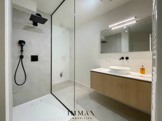 Prachtig en stijlvol gerenoveerd 2 slaapkamer appartement gelegen op de iconische Lippenslaan te Knokke nabij de zeedijk. Het appartement omvat: inkomhall met afzonderlijk toilet, ruime living/woonkamer met toegang tot westgericht zonneterras, open keuken met een werkblad in travertin. Masterbedroom met ensuite ruime badkamer met inloopdouche en lavabo, alsook aansluiting voor wasmachine en droogkast. Tweede slaapkamer met ensuite inloopdouche en lavabo. Beide slaapkamers worden voorzien met ingemaakte kasten. Alle ramen in het appartement zijn volledig vernieuwd. <br /><br />Mogelijkheid tot het huren van een autostaanplaats (160€/maand) in dezelfde residentie.<br /><br />Huurprijs 1600 euro/maand<br />vaste kosten 85 euro/maand<br /><br />Aarzel niet om ons te contacteren voor meer info: tel. : 050 62 44 14 of via Knokke@immax.be