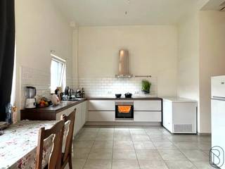 Goedgelegen APPARTEMENT met 2 SLK, TERRAS en TUIN! Gelegen in een authentiek herenhuis. Tevens ideale investering. Indeling: inkom, toilet,...