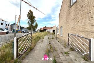 Te renoveren woning met groot potentieel in hartje DeerlijkBen je op zoek naar een woning die je volledig naar eigen smaak kunt renoveren? Dan is dit...