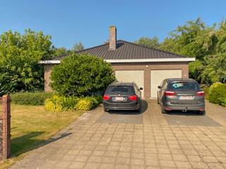 <p>Rustig gelegen alleenstaande villa dd. 1978 (mogelijks te actualiseren) met 3 slaapkamers en dubbele garage, badkamer met douche in ligbad, toilet, ruime woonkamer en keuken, berging, tuinhuis, zw tuin en terrassen in Wetteren ten Ede, EPC 377 kWh/m² gezien mazoutverwarming evenwel realistische verbruikskost, vrij op 15 mei. Huurprijs: 1250 EUR/M.</p>