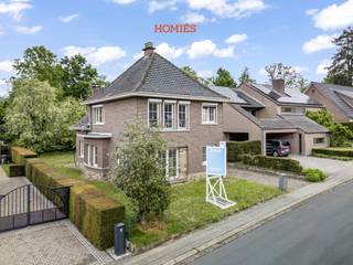 Met plezier stellen wij u deze instapklare gezinswoning voor in Heverlee, gelegen in de Raalbeeklaan, een gezellige doodlopende straat op een uitstekende locatie vlak bij Leuven. Dankzij de gunstige ligging geniet u van een vlotte verbinding naar het stadscentrum en de omliggende invalswegen, terwijl ook het openbaar vervoer binnen handbereik ligt. De woning is gelegen op een perceel van 485 m² en biedt bijzonder veel ruimte en comfort, met onder meer een vrijstaande garage met elektrische poort, een kelder, een zolderruimte en twee volwaardige verdiepingen. Bij het binnenkomen wordt u verwelkomd in een zeer ruime en sierlijke inkomhal, die meteen het aangename ruimtegevoel van de woning benadrukt. Op het gelijkvloers bevindt zich een lichtrijke en royale woonkamer met raampartijen rondom, waardoor de leefruimte baadt in natuurlijk licht. Aansluitend vindt u de uitgeruste keuken met gezellig ziteiland en zicht op de tuin, afgewerkt met kwalitatieve materialen en voorzien van alle nodige toestellen. Verder beschikt het gelijkvloers over een aparte bureauruimte en een gastentoilet. Op de bovenverdieping bevinden zich drie volwaardige slaapkamers en een badkamer. Buiten geniet u van een aangename tuin met tal van mogelijkheden, ideaal voor wie houdt van rust, groen en privacy. Kortom: een stevige, karaktervolle en instapklare gezinswoning met garage en tuin, gelegen op een rustige toplocatie in Heverlee. Interesse? Contacteer ons via info@homies.be of bel 016 22 82 22.