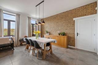 Graag stellen wij u deze instapklare woning voor, gelegen in het landelijke Tollembeek.
Op het gelijkvloers vindt u een ruime inkomhal met vestiaireruimte en gastentoilet, een handig bureel/kantoor, een lichtrijke leefruimte en een volledig ingerichte woonkeuken met rechtstreekse toegang tot de tuin.
De verdieping omvat een nachthal die toegang geeft tot een master bedroom, een tweede slaapkamer met aanpalende dressing en een badkamer.
Daarnaast beschikt de woning over een grote garage en kelder. Belangrijke investeringen werden reeds uitgevoerd: het dak en de elektriciteit zijn vernieuwd en er werden zonnepanelen geplaatst. Tot slot is er achteraan, bereikbaar via de Smeedries, een ruime parking voor 4 à 5 wagens. Goede bereikbaarheid, nabij bushalte. Voor meer info of bezoek: Contacteer Sophie 0496/71.50.59