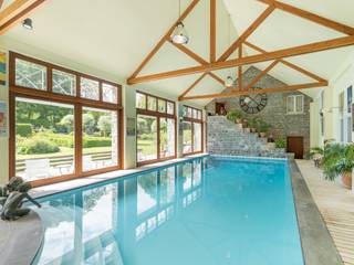 We Invest Ciney Haute-Meuse vous présente cette propriété de caractère composé d'une habitation prestigieuse et raffinée avec piscine...