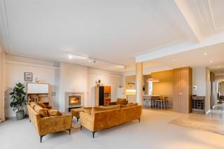 <p><span>Ontdek deze exclusieve penthouse op de Belgiëlei, waar luxe en comfort naadloos samenkomen met een vleugje Italiaans design. </span></p><p><span> </span></p><p><span>Recent totaal gerenoveerd en geïnspireerd door de wereldberoemde architect Gio Ponti, biedt dit appartement een verfijnde en warme sfeer. Met zijn royale indeling, hoogwaardige afwerking en adembenemende vergezichten over het Harmoniepark en Oud-Berchem, is deze penthouse de ideale plek om thuis te komen.</span></p><p><span> </span></p><p><span>De lift brengt u rechtstreeks naar de achtste verdieping, waar u wordt verwelkomd in een riante woonkamer in serene aardetinten. De openhaard en het panoramische uitzicht zorgen meteen voor een uniek gevoel van thuiskomen. De op maat gemaakte keuken is uitgerust met Corian werkbladen, een bronskleurige Boretti-designkraan, inductiekookplaat en oven. Een stijlvol geïntegreerd kastenblok in Zebrano herbergt een praktische berging, en het eerste terras is rechtstreeks toegankelijk vanuit de keuken.</span></p><p><span> </span></p><p><span>In de eetkamer wordt het luxueuze karakter versterkt door de lederbeklede wand in cognackleur. Aangrenzend vindt u een stijlvol geïntegreerd bureau, ideaal voor thuiswerk.</span></p><p><span> </span></p><p><span>Het slaapgedeelte omvat drie ruime slaapkamers met ingebouwde maatwerkkasten en elk een eigen terras. Hier geniet u van een prachtig groen uitzicht en rust dankzij de hoogwaardige vloerbekleding in een antiallergische, geweven vezel.</span></p><p><span> </span></p><p><span>De penthouse beschikt over twee designbadkamers met sanitair van het Zwitserse merk Laufen. De ene badkamer is uitgerust met een ligbad, de andere met een inloopdouche.</span></p><p><span> </span></p><p><span>Bijzonderheden:</span></p><ul><li><span>Twee ruime terrassen met schitterende uitzichten</span></li><li><span>Exclusief Italiaans design en hoogwaardige afwerking</span></li><li><span>Privékelderberging, fietsenberging en vuilberging</span></li><li><span>Geen boven- of naaste buren voor ultieme rust</span></li><li><span>Elektriciteit conform</span></li></ul><p><span> </span></p><p><span>Kortom:</span><span> Deze prachtige penthouse combineert elegantie, ruimtelijk comfort en een toplocatie. </span></p><p><span> </span></p><p><span>Bekijk de documenten onderaan.</span></p><p><span> </span></p><p><span>Heeft u interesse in dit unieke appartement? Neem contact op via <span>thomas.onzia@urbainvastgoed.be</span></span><span> of bel 03 501 97 16 voor meer informatie of een bezoek.</span></p><p><span> </span></p>