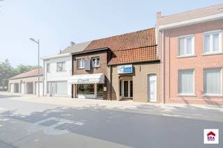 Ruime woning met handelsruimte en tuin op topligging in Tielt!Ruime woning met handelsruimte op een perceel van 285 m² in het centrum van Tielt, pal...
