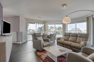 In de Sloepenlaan te Sint-Idesbald (Koksijde), vlakbij het strand en op wandelafstand van het centrum, vinden we dit villa-appartement (114 m²) inclusief garage te koop. Dit recent appartement uit 2010 werd kwalitatief ingericht en werd steeds zéér goed onderhouden. Zoek je immo in Sint-Idesbald? Lees dan zeker verder!INDELING:> Eerste verdieping:- inkomhal;- lichtrijke leefruimte met terras (zuid-west gericht, 21 m²); - keuken voorzien van keramische kookplaat, dampkap, dubbele spoelbak, koelkast, oven en vaatwasmachine; - berging met aansluiting wasmachine;- 3 ruime slaapkamers allen voorzien van ingemaakte kasten. Aansluitend aan één van de slaapkamers is een douchekamer aanwezig. Iedere slaapkamer is voorzien van een terras;- badkamer met bad, dubbele lavabo met wasmeubel, handdoekdroger en toilet;- gastentoilet> Bij het appartement is een ruime garage (3,35m op 7,35m) inbegrepen!ALGEMEEN:- zeer gunstig EPC B (141 kWh/m² jaar);- centrale verwarming op aardgas, condensatieketel;- gordijnen, lichtarmaturen en meubilair leefruimte inbegrepen;Bent u op zoek naar een aangenaam ruim appartement, zowel voor vaste bewoning als voor tweede verblijf? Aarzel niet contact op te nemen met Dewaele Koksijde (058 330 600).