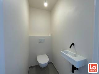 Welkom in dit prachtige appartement, gelegen op de tweede verdieping van een modern gebouw aan "Residentie Kloostertuin" in het charmante Zaffelare. Dit appartement is instapklaar en biedt de perfecte combinatie van comfort (warmtepomp met vloerverwarming) en stijl. De indeling omvat inkomhal met toegang naar de badkamer met inloopdouche en kast met lavabo, apart toilet, wasplaats en de slaapkamer met toegang naar het mooie ruime terras daarna komen we in de open ingerichte keuken die naadloos over gaat naar de lichtrijke woonkamer met schuifraam naar een tweede ruim terras, woonkamer en terras bieden een ideale ruimte voor zowel ontspanning als culinaire momenten. <br /><br />Dit appartement is volledig geschilderd voorzien van een zonnepaneel en wordt nog voorzien van verlichting. Bij het appartement hoort eveneens een autostaanplaats in de kelder alsook 1 fietsplaats in de kelder. De locatie in Zaffelare biedt een rustige woonomgeving terwijl het centrum met zijn voorzieningen vlakbij ligt. Dit moderne appartement, gebouwd in 2025, is de ideale plek om thuis te komen en te genieten van het beste dat het leven te bieden heeft.<br />Onmiddellijk beschikbaar.<br />Huurprijs: 825,00€/mnd + 70,00€ alg kosten=895,00€/mnd<br />Wilt u dit appartement met eigen ogen komen bekijken?<br />Mail ons met uw naam EN telefoonnummer: info@loimmo.be<br />Geen telefonische afspraken, wij contacteren U.