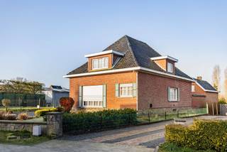 <p>Op zoek naar een woning met charme en renovatiepotentieel? Deze alleenstaande villa met karakter biedt tal van mogelijkheden.</p>
<p>De woning beschikt over betonnen gewelven, wat de renovatiewerken aanzienlijk kan vergemakkelijken en zorgt voor een stevige basis. Op de eerste verdieping werden reeds alle ramen vervangen door PVC-ramen met dubbel glas, terwijl het gelijkvloers momenteel nog voorzien is van enkel glas.</p>
<p>Bij het betreden van de woning komt u in de inkomhal, die toegang geeft tot de salon en eetkamer. Aansluitend bevindt zich de keuken. Verder is er op het gelijkvloers een slaapkamer met badkamer, wat de woning ook geschikt maakt voor gelijkvloers wonen.Op de eerste verdieping bevinden zich twee slaapkamers, elk met een aansluitende zolderruimtes die momenteel dienstdoet als berging.De woning beschikt daarnaast over een kelder, een garage en een bijgebouw, wat extra opslag- of hobbyruimte biedt.</p>
<p>Buiten geniet u van een aangename westgerichte tuin, ideaal om te genieten van de namiddag- en avondzon.<br />Kortom, een villa met veel potentieel voor wie op zoek is naar ruimte, karakter en de mogelijkheid om een woning volledig naar eigen smaak te renoveren.</p>
<p>Interesse? Een bezoek? Bel Jordi 0477/32.61.53</p>