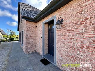 Energiezuinige villa (bouwjaar 2011) met 5 slaapkamers, 2 badkamers, inpandige garage en aangelegde tuin te Roosdaal. Deze open bebouwing combineert ruimte, comfort en een strategische ligging met een uitstekende bereikbaarheid voor woon-werkverkeer. De combinatie van tijdloze architectuur, kwalitatieve materialen en het open verzicht achteraan zorgt voor een bijzonder aangename woonomgeving. Via de imposante inkomhal met vide en karaktervolle trap komen we terecht in de riante, lichtrijke leefruimte met een stijlvolle open keuken. De ruime open keuken is uitgerust met een centraal kookeiland, een natuurstenen werkblad en kwalitatieve geïntegreerde toestellen (dubbele wasbak, kookplaat, oven, microgolf, vaatwasser, dampkap…). Aansluitend bevindt zich de lichtrijke veranda met stijlvol glazen dak en grote raampartijen dat een natuurlijke verlenging vormt van de leefruimte. Naast de keuken bevindt zich een praktische technische ruimte. Verder beschikt de woning over een ruime inpandige garage met automatische poort, ingebouwde kasten en rechtstreekse toegang tot de tuin. De woning is volledig omheind en voorzien van camerabewaking, een ruim zonneterras en een prachtig open zicht op de achterliggende velden. De inkomhal biedt toegang tot de eerste polyvalente ruimte/slaapkamer(22m²) voorzien van een douchekamer (inloopdouche en lavabo). Ten slotte is er een apart gastentoilet op het gelijkvloers. Op de eerste verdieping is er de nachthal met vide afgewerkt met een stijlvolle smeedijzeren balustrade die uitkijkt op de inkomhal en geeft toegang tot vier volwaardige slaapkamers (30m²-22m²-17m²-16m²). De master bedroom beschikt over een ensuite badkamer (ligbad, inloopdouche, dubbele lavabo en toilet). Daarnaast is er een tweede badkamer (inloopdouche en lavabo). Dankzij het gunstige EPC-label B geniet u van een energiezuinige woning met een lager energieverbruik en een hoger wooncomfort. Ventilatiesysteem aanwezig voor een gezond binnenklimaat. Regenwaterinstallatie aanwezig ten gunste van een duurzame en kostenbesparende watervoorziening. De ruime oprit biedt voldoende parkeergelegenheid voor meerdere wagens en is bereikbaar via een geautomatiseerde toegangspoort. Een alarmsysteem zorgt voor een extra beveiliging van de woning. Plan snel uw bezoek en ontdek zelf alle troeven van deze prachtige woning!