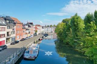 Dit appartement met een bewoonbare oppervlakte van ca. 49 m² bevindt zich op de eerste verdieping en is voorzien van een private kelderberging.<br /><br />Het gebouw bevindt zich in het centrum van Gent waardoor je volop kunt genieten van alles wat de stad te bieden heeft: een goede bereikbaarheid, vele horecazaken en een levendige omgeving. Het appartement kijkt uit op het water wat zorgt voor een aangename en rustgevende sfeer. Deze combinatie van ligging en uitzicht maakt het appartement niet alleen geschikt voor eigen bewoning maar ook interessant als investering.<br /><br />Bij het binnenkomen kom je terecht in een inkomhal die toegang biedt tot de lichtrijke leefruimte met een eerste eetplaats. Aansluitend bevindt zich de keuken waar ook ruimte is voorzien voor een tweede eetgelegenheid. De badkamer is uitgerust met een douche, een lavabo en een toilet. Tot slot is er een volwaardige slaapkamer die voldoende plaats biedt voor een tweepersoonsbed.<br /><br />Het appartement beschikt over centrale verwarming op aardgas en PVC-ramen met dubbele beglazing. Door de combinatie van een strategische ligging, goede bereikbaarheid en een functionele indeling vormt dit pand een solide en toekomstgerichte investering binnen de Gentse vastgoedmarkt.<br /><br />EPC: 184 (B) / CV op aardgas / Asbestveilig / EK conform <br /><br />Benieuwd naar dit appartement op een centrale ligging in Gent? Maak dan vrijblijvend uw afspraak via gilles@landbergh.be of 09 225 25 24.