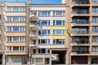 <p><span>Instapklaar en budgetvriendelijk appartement op topligging in hartje Oostende!</span></p><p><span>Dit vernieuwde appartement bevindt zich op de derde verdieping van een verzorgde residentie met lift, pal in het centrum van Oostende. Winkels, horeca, openbaar vervoer én het strand liggen letterlijk om de hoek ideaal als vaste woonst, tweede verblijf of investering aan zee.</span></p><p><span>Dankzij de gunstige zuidoriëntatie geniet u de hele dag van een aangename lichtinval en een zonnige leefruimte. Het appartement werd reeds grondig vernieuwd en is volledig instapklaar. Bovendien zorgen de vernieuwde ramen (2013), de conforme elektriciteit en het gunstige EPC voor extra comfort én lagere energiekosten.</span></p><p><span>Indeling:</span></p><ul><li><span>ruime en lichtrijke woonkamer </span></li><li><span>open ingerichte keuken met vaatwasser, oven en gasfornuis </span></li><li><span>aparte berging </span></li><li><span>badkamer met ligbad, toilet en lavabomeubel </span></li><li><span>ruime slaapkamer achteraan met balkon </span></li></ul><p><span>Een zorgeloos appartement op een absolute toplocatie vlak bij zee en centrum, met een uitstekende prijs-kwaliteitverhouding. Ideaal voor wie op zoek is naar comfortabel wonen aan de kust!</span></p>