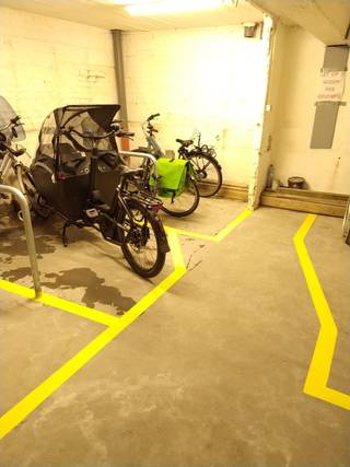 Driedubbele / Dubbele / grote garagestaanplaats (5 meter breed vooraan), oppervlakte 55 m².<br />Toegang via sectionale elektrische poort.<br />Gelegen in een gebouw met 40 staanplaatsen Diercxsensstraat 17-19 te 2018 Antwerpen, naast “den Bell”, achter een appartementsgebouw.<br />Ze is met een muur afgeschermd van de 39 andere plaatsen, ze kan ook voorzien worden van een wand met deur voor volledige afscheiding tot een grote of kleinere box, dit is voorzien in de statuten van de VME.<br />De indeling voor gebruik kan op 3 wijzen. <br />Optie 1 : 1 auto en 5 x tweewielersvakken met een aparte toegang naar de 5 aparte (bak)fiets-moto plaatsen. <br />Optie 2 : 2 auto’s kan op 2 manieren : ofwel 2 auto’s achter elkaar en 2 x tweewielersvakken met aparte open toegang ofwel 2 auto’ naast elkaar en 4 tweewielersvakken, maar met een minder open toegang waardoor niet evident voor aparte verhuring, maar volledig mogelijk bij globaal gebruik.<br />Optie 3 : 3 auto's, waarvan 2 achter elkaar) en 1 x tweewielersvak.<br />Op de plaatsen C,D,E kunnen meerdere fietsen staan, de plaatsen B en F zijn bedoeld voor 1 moto of (bak)fiets.<br />Er zijn 2 aparte voorzieningen voor elektriciteit met 2 aparte tussenmeters.<br />Elektrisch lade (auto, moto of fiets) via stopcontact kan via de tussenmeters. Het plaatsen van een laadpaal (tot 11 kWh) is mogelijk, de plaats ligt naast de verdeelkast voor de bekabeling.<br />Alle plaatsen zijn verhuurd, voor in totaal 395,57 euro/maand (167,65-57,24-55,00-52,68-33,00-30,00 euro). <br />Dit is 5,79% rentabiliteit bruto.<br />Jaarlijkse indexering is voorzien en de huren zijn opzegbaar met 3 maanden opzegtermijn.<br />In 2025 bedroegen de kosten voor de gemeenschap (VME) 325,00 euro voor brandverzekering, elektriciteit van de gemeenschap, syndicus en klein onderhoud.<br />In de vakken A,C,D,E,F in de zijmuur en in vak B in de vloer zijn stalringen bevestigd, voor beveiliging van (bak)fietsen en moto. De vakken C,D en E zijn nog afgeschermd door een beugel, waaraan fietsen ook kunnen beveiligd worden.<br /><br />