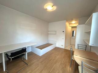 Vlakbij Station. Rustig gelegen gelijkvloerse studio (± 22m2) deels gemeubeld en in goed staat.<br />De studio bestaat uit een inkomhal, leef- en slaapruimte, kitchenette, badkamer met douchecel, lavabo en wc.<br />Onmiddellijk beschikbaar.