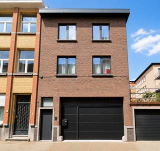 <p><span>Deze woning is gelegen op wandelafstand van het station en het centrum van Mechelen. Winkels, scholen, openbaar vervoer en andere voorzieningen bevinden zich in de onmiddellijke omgeving.</span></p><p><span> </span></p><p><span>Indeling</span></p><ul><li><span>Gelijkvloers:</span><span> inkomhal, gastentoilet, berging en een zeer ruime garage met automatische poort en wasplaats. Via de zijdeur bereikt u het gezellige terras.</span></li><li><span>1e verdieping:</span><span> lichtrijke leefruimte met een volledig ingerichte open keuken (kookplaat, dampkap, vaatwasser, koelkast en diepvriezer), afgewerkt met een Corian werkblad en een praktisch keukeneiland. Extra berging aanwezig.</span></li><li><span>2e verdieping:</span><span> 3 slaapkamers (2 ruime en 1 kleinere), badkamer met douche en lavabomeubel, apart toilet.</span></li></ul><p><span> </span></p><p><span>De woning is afgewerkt met kwalitatieve materialen, waaronder eiken trappen en vloeren (uitgezonderd keuken en badkamer).</span></p><p><span>Daarnaast zorgen de recent geplaatste zonnepanelen en warmtepomp voor een energiezuiniger wooncomfort.</span></p><p><span> </span></p><p><span>Troeven</span></p><ul><li><span>3 slaapkamers</span></li><li><span>Zeer ruime garage</span></li><li><span>Gezellig terras</span></li><li><span>Zonnepanelen en warmtepomp</span></li><li><span>Onmiddellijk beschikbaar</span></li><li><span>EPC: C</span></li></ul><p><span> </span></p><p><span>Interesse?</span></p><p><span>Neem gerust telefonisch contact met ons op om een bezichtiging in te plannen.</span></p><p><span> </span></p>