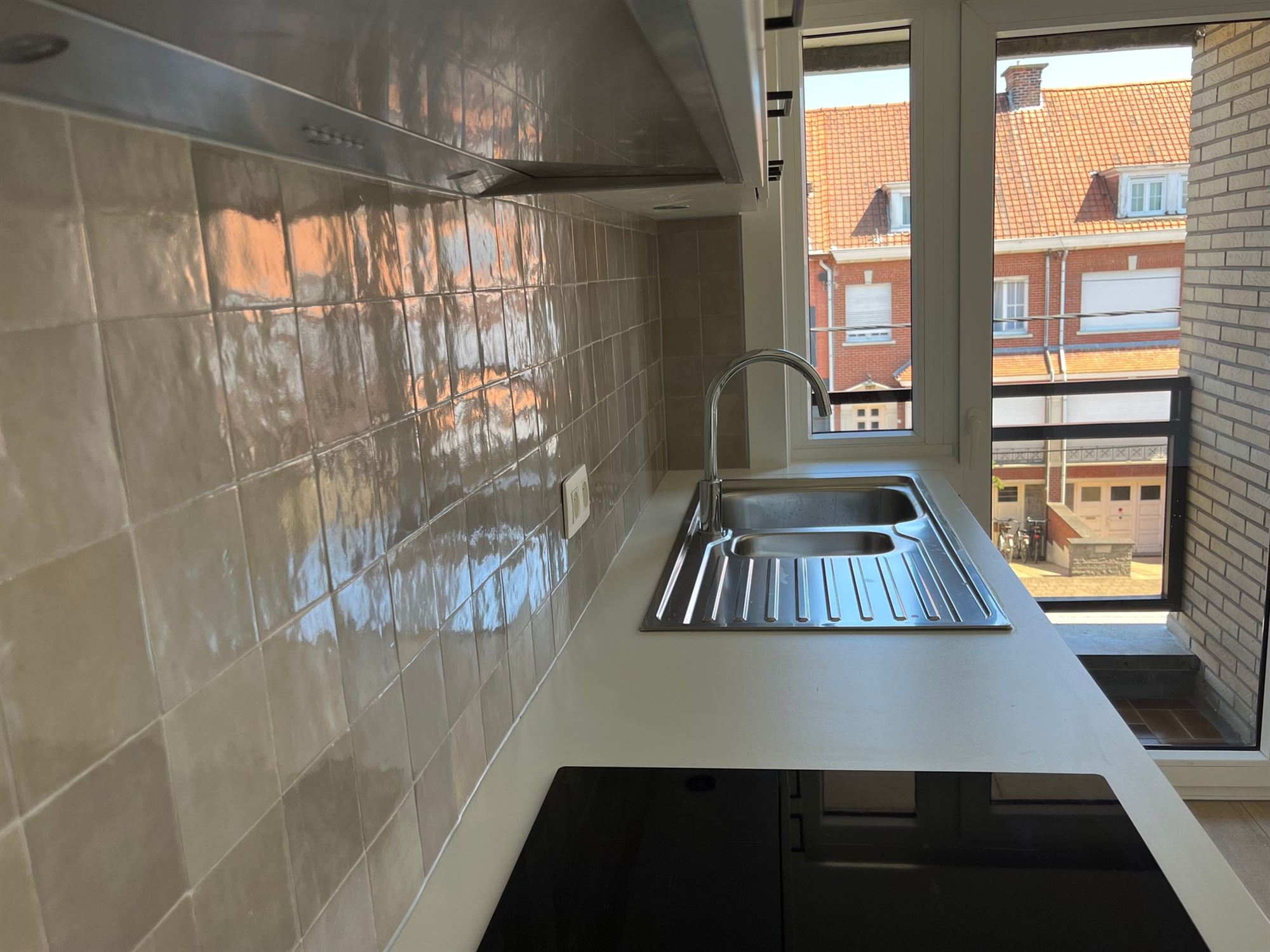 Vernieuwd modern appartement met terras en garage - foto 5