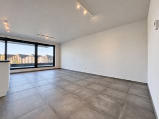 Dit moderne appartement geniet van een gunstige ligging in Aarschot en is uitstekend bereikbaar. Centrum van Aarschot met tal van voorzieningen en E314 bevinden zich vlakbij. Het appartement bevindt zich op de eerste verdieping en is bereikbaar met de lift. Dankzij de warmtepomp, zonnepanelen en vloerverwarming geniet u hier van hedendaags en energiezuinig wooncomfort.<br /><br />Binnen verwelkomt het appartement u met een ruime en lichtrijke leefruimte met open keuken. De keuken is volledig uitgerust met een inductiekookplaat, koelkast, vaatwasser en combi-oven. De grote schuiframen aan de achterzijde geven toegang tot een aangenaam terras van maar liefst 16 m². Verder beschikt het appartement over één slaapkamer, die toegang biedt tot een tweede terras. De badkamer is ingericht met een inloopdouche, wastafel en toilet. In de praktische berging bevinden zich ingebouwde kasten, een extra lavabo en aansluitingen voor een wasmachine en droogkast. Een privatieve kelderberging en autostaanplaats zijn inbegrepen in de huurprijs.<br /><br />De maandelijkse huurprijs bedraagt € 820. Daarnaast wordt een provisie van € 60 per maand aangerekend voor de gemeenschappelijke kosten en een provisie van € 100 per maand voor het privatieve verbruik van verwarming en warm water. Het appartement is beschikbaar vanaf 1 december 2026.<br /><br />Interesse of graag een bezoek inplannen? Neem contact op met Thomas via +32 499 22 99 24 of thomas@sophimo.be.