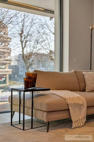 Dit instapklare appartement combineert hoogwaardige materialen met een sublieme ligging.<br /><br />De stijlvolle Obumex-keuken en de luxueus uitgeruste badkamer garanderen maximaal wooncomfort.<br />De ruime inkomhal beschikt over een ingebouwde vestiairekast, en de twee lichtrijke slaapkamers bieden een aangename leefruimte.<br /><br />Aan de voorzijde geniet u op het balkon van een uniek zicht op de majestueuze platanen langs de Dam en een zijdelings uitzicht op de Leie.<br />Aan de achterzijde bevindt zich een ruim leefterras, ideaal georiënteerd op de namiddag- en avondzon.<br /> <br />Er is een mogelijkheid tot aankoop van een ondergrondse parkeerplaats en/of garage.<br />Een private kelderberging is inbegrepen in de prijs.<br /><br />Voor een persoonlijke afspraak of meer informatie kunt u rechtstreeks contact opnemen met Christophe op het nummer 0497 41 37 37 of mailen naar christophe@immotion.be.