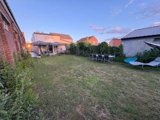 Deze volledige instapklare zeer ruime (263m²) lichtrijke gezinswoning is centraal gelegen met onderhoudsvriendelijke omheinde tuin en voorziet in o.a. ruime living met aanpalende luxueuze open leefkeuken, twee aparte badkamers, 3 slpks waarvan master bedroom met eigen sanitair en ruime dressing en meer dan voldoende bergruimte.
Kan ook gebruikt worden als kangoeroewoning.
Info/plaatsbezoek 0473/245102 of info@vandenvonder-decat.be.