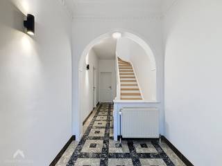 <p>Gerenoveerde (2024) en energiezuinige burgerswoning bestaande uit een inkomhal, een ruime en lichtrijke leefruimte met zit- en eethoek, een volledig ingerichte open keuken met kwalitatieve toestellen van Siemens, een apart toilet, een praktische was- en droogruimte met spoelbak, een badkamer voorzien van een inloopdouche en dubbel lavabomeubel, een ruime bergruimte, een diepe garage, een uitzonderlijk ruime kelder van ca. 83 m² verdeeld over verschillende compartimenten en een volledig afgesloten tuin met terras en een gepolierde vloerplaat (5.5m x 3.5m) voor het plaatsen van een tuinhuis. Op de verdieping bevinden zich 4 slaapkamers, een badkamer uitgerust met een ligbad, lavabomeubel en toilet. De zolderruimte boven de garage is toegankelijk via een trap of goederenlift.</p>
<p>Extra troeven:</p>
<ul>
<li>Energiezuinige</li>
<li>9 zonnepanelen</li>
<li>Geïsoleerde zolder en keldervloer</li>
<li>Conforme elektriciteit</li>
<li>Volledige gerenoveerd in 2024</li>
<li>Aanwezigheid van rolluiken</li>
<li>Asbestveilig</li>
<li>Tandemgarage (37m²) voor 2 wagens</li>
<li>Vlotte bereikbaarheid nabij Waregem en Kortrijk</li>
</ul>
<p>Deze woning is te koop ZONDER makelaar via het concept van Smart Houses. Wenst u meer informatie of een bezoek? Contacteer rechtstreeks de eigenaar <span>+32478209939</span></p>