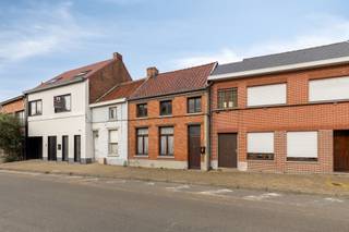 TE RENOVEREN WONING MET LEUKE TUIN EN DUBBELE GARAGE OP 3A 25CA.Gelegen nabij de Scheldedijk in het charmante Sint-Amands. Vlotte bereikbaarheid...