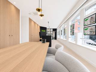 Bent u op zoek naar een uiterst commerciële ruimte met een hoogwaardige uitstraling? Dan is dit uitzonderlijk handelspand in de bruisende Stormestraat precies wat u zoekt.<br /><br />Dit volledig gerenoveerde pand combineert een strak, tijdloos design met een warme, professionele sfeer. Dankzij de kwalitatieve afwerking, de grote raampartijen en de doordachte indeling is dit de ideale locatie voor een verzekeringskantoor, advocatenpraktijk, consultancy, vrij beroep of andere dienstverlenende activiteiten.<br /><br />De praktische indeling omvat een ruime open werkruimte, een afzonderlijk kantoor, een stijlvolle vergaderruimte, een berging en twee aparte toiletten. Hierdoor biedt het pand alle comfort en functionaliteit voor een professionele werking.<br /><br />Het interieur werd met oog voor detail ingericht en creëert een aangename werkomgeving voor medewerkers én bezoekers. De combinatie van moderne verlichting, akoestische materialen en een verfijnde afwerking zorgt voor een exclusieve uitstraling.<br /><br />Dankzij de centrale ligging geniet u van een uitstekende zichtbaarheid en bereikbaarheid, met winkels, horeca en parkeergelegenheid in de onmiddellijke omgeving.<br /><br />Een unieke opportuniteit voor ondernemers die hun zaak willen vestigen op een absolute A-locatie in Waregem.<br /><br />Interesse? Neem vandaag nog contact op voor meer informatie of een bezoek ter plaatse en ontdek zelf de mogelijkheden van dit uitzonderlijke handelspand.<br /><br />