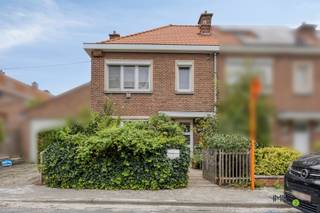 ZELF NIET ONMIDDELLIJK BEWOONBAAR: INVESTERING IN VASTGOED OP LIJFRENTE! MEER INFO: https://www.immo2life.be/nl/te-koop-op-lijfrente?view=detail&id=1257Het boeket bedraagt 95.000 EURO en de maandelijkse rente 1.295 EURO. Deze rente moet betaald worden gedurende een maximumtermijn van 15 jaar. Na deze periode behouden de verkopers (M 74 jaar en V 74 jaar) het levenslang gratis recht van bewoning. U zal NOOIT de geschatte waarde van 495.000 EURO betalen. Bovendien blijft de betaling van de onroerende voorheffing (735,59 EURO) ten laste van de verkopers zolang zij het recht van bewoning behouden.Deze charmante en goed onderhouden woning met 3 slaapkamers is gelegen in een rustige buurt op een perceel van 157 m² in het centrum (650 m) van Heverlee. Dankzij de uitstekende bereikbaarheid (mobiscore 9,1/10) is deze locatie bijzonder aantrekkelijk en de in- en uitvalswegen (E40, N251, R23) garanderen een snelle bereikbaarheid richting Leuven, Brussel en andere steden. De locatie biedt het beste van 2 werelden: rustig en groen wonen, met de levendigheid van Leuven en alle voorzieningen zoals openbaar vervoer, winkels, horeca en scholen binnen handbereik.De woning verkeert bouwfysisch in goede staat en wordt met de grootste zorg onderhouden door de huidige bewoners die er zo lang mogelijk wensen te blijven wonen. Doorheen de jaren werden reeds belangrijke renovaties en verbeteringen uitgevoerd. Zo werd onder meer een uitbouw aan de achterzijde gerealiseerd (2018), het zadeldak van het hoofdgebouw werd vernieuwd en geïsoleerd (2023) én er werden ramen met dubbele beglazing (2018) geplaatst. Ook de vloer, de keuken en de badkamer (2017) werden vernieuwd en er zijn ingemaakte kasten aanwezig.De indeling is als volgt:Gelijkvloers: inkomhal voorzien van trap naar de 1ste verdieping, apart gastentoilet, kelder onder de trap, lichtrijke en ruime woonkamer met eetplaats en toegang tot de gezellige stadstuin met tuinberging, open en volledig uitgeruste keuken, ingemaakte kast met douche en wastafel.1ste verdieping: nachthal, 3 slaapkamers en ingerichte badkamer voorzien van inloopdouche, wastafel en toilet.Zolderverdieping: een volledig geïsoleerde ruimte, bereikbaar via een trapluik in de nachthal, die heel wat mogelijkheden en potentieel biedt voor opslag, hobbyruimte of een bijkomende slaapkamer.