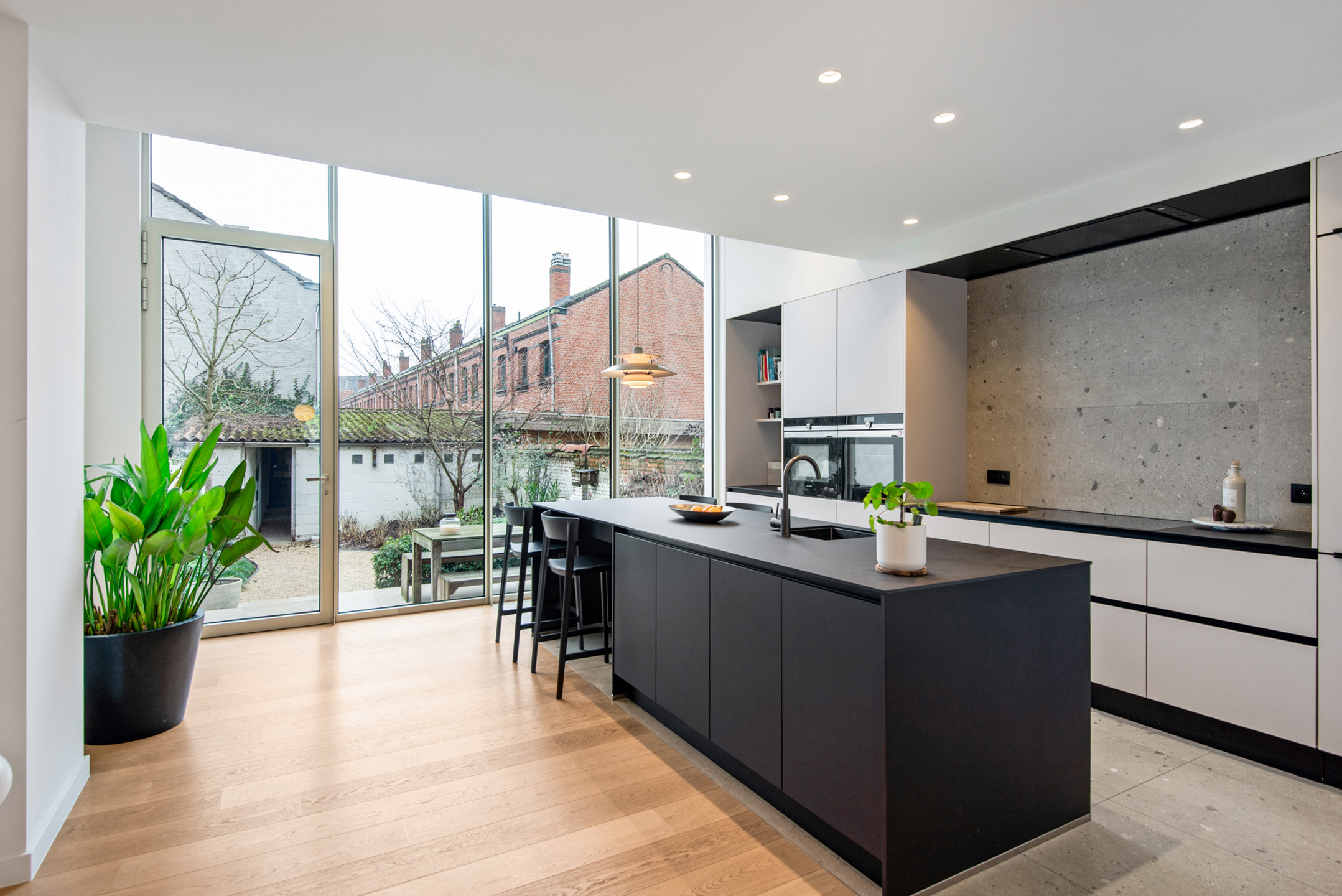 In het centrum gel. stadswoning met 5 slpk., terras, tuin en garage - foto 4