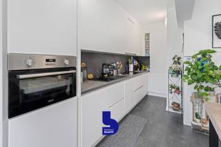 Op zoek naar een betaalbaar appartement op een toplocatie? Dit recent gerenoveerde 2-slaapkamerappartement aan de Nieuwpoortsesteenweg 250 in Mariakerke is een unieke kans voor starters, investeerders of iedereen die een gezellige woonst nabij de kust zoekt.<br /><br />Het appartement beschikt over een lichtrijke woonkamer met open, volledig uitgeruste keuken in perfecte staat en met kwalitatieve toestellen. Aansluitend vind je een gezellig terras waar je heerlijk kan ontspannen.<br />Verder biedt de woning een ruime inkomhal, een badkamer met aansluiting voor een wasmachine, een apart toilet en twee volwaardige slaapkamers.<br /><br />Zowel de voor- als achtergevel werden recent volledig vernieuwd, wat bijdraagt aan een uitstekende energieprestatie met EPC-label B.<br /><br />Mis deze kans niet! Interesse? Contacteer ons vandaag nog voor een bezoek.