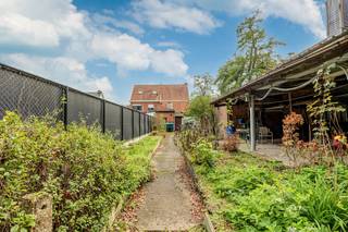 <strong>Algemeen</strong><br />Deze ruime halfopen woning staat op een perceel van 575 m² aan de Buitenstraat 75 in Sint-Gillis-Waas. Met een bewoonbare oppervlakte van 170 m², exclusief achterbouw, zolder en garage, biedt het pand heel wat ruimte voor een gezin. De woning is volledig te renoveren en geeft de koper zo de kans om alles naar eigen smaak in te richten. De solide bakstenen basis, de oprit naar de garage achteraan, de carport met werkplaats en de diepe tuin met groene achtergrond maken dit een interessant renovatieproject.<br /><strong>Ligging</strong><br />De woning ligt aan de Buitenstraat in Sint-Gillis-Waas, een rustige Waaslandse gemeente met een aangename woonomgeving. Scholen, winkels en dagelijkse voorzieningen zijn vlot bereikbaar, net als de N49 richting Antwerpen en Brugge en het centrum van Sint-Niklaas.<br /><strong>Indeling</strong><br />Op het gelijkvloers kom je binnen in de inkomhal met trap naar de verdieping. Van hieruit bereik je de woonkamer met houtkachel, die ruimte biedt voor zowel zit- als eethoek. Daarachter liggen de eetkamer en de keuken, die door een halfopen muur met elkaar in verbinding staan. Verder vind je op het gelijkvloers een badkamer met ligbad, lavabo, toilet en bidet. De veranda achteraan doet dienst als bergruimte en wasplaats en geeft toegang tot de tuin. Achteraan op het perceel staan de garage, een werkplaats en een overdekte carport, bereikbaar via de oprit naast de woning.<br />Op de eerste verdieping liggen drie slaapkamers en een aparte doucheruimte met lavabo.<br />De zolder van ca. 5,20 m op 7,85 m beschikt over dakvensters en biedt mogelijkheden voor bijkomende slaapkamers, een bureau of een hobbyruimte.<br />De tuin is diep en volledig omheind, met een groene achtergrond van hoge bomen die voor veel privacy zorgt.<br /><strong>Troeven</strong>
<ul>
	<li>Perceel van 575 m²</li>
	<li>Bewoonbare oppervlakte van 170 m² (excl. achterbouw, zolder en garage)</li>
	<li>Drie slaapkamers met uitbreidingsmogelijkheden op de zolder</li>
	<li>Garage, werkplaats en carport</li>
	<li>Ruime oprit met parkeermogelijkheid voor meerdere wagens</li>
	<li>Diepe, omheinde tuin met veel privacy</li>
	<li>Ideaal renovatieproject om volledig naar eigen smaak in te richten</li>
</ul>
<br />Interesse of graag een bezoek inplannen? Neem contact op met Wellimmo via info@wellimmo.net of op 03 225 00 68.<br /> 