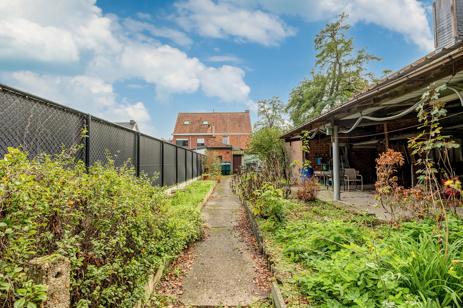 Halfopen woning op 575 m² met garage, carport en diepe tuin – te renoveren - foto 3