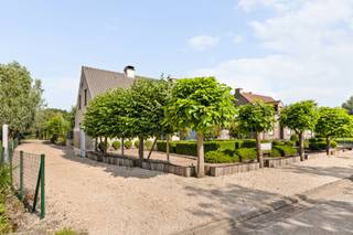 Deze viergevelwoning uit 1999 ligt in het landelijke Daknam, op een perceel van bijna 1 hectare (9.998 m²) waarvan een ruime omheinde weide. Meteen klaar om in te trekken, en door de ligging en de bereikbaarheid met tractor of vrachtwagen een uitgelezen plek voor paardenliefhebbers.<br />Op het gelijkvloers: een inkomhal met apart gastentoilet, een zeer ruime en lichtrijke leefruimte, een geïnstalleerde keuken, een bijkeuken/berging en een inpandige garage. Via de open trap bereik je de nachthal met drie ruime slaapkamers, de badkamer en een bergzolder.<br /><br />De woning is energiezuinig voor haar bouwjaar: EPC 249 kWh/m²/jaar, isolatie, hoogrendementsbeglazing met aluminium omkadering, zonnepanelen, zonneboiler en een speksteenkachel op hout. Elektriciteit is conform, het geheel is asbestveilig en er is een regenput met pomp.<br /><br />Buiten vind je een aangelegde tuin, een terras van 25 m², een oprit, een dubbele garage, tuinbergingen en een werkplaats — plus de aanpalende omheinde weide.<br /><br />Troeven<br /><br />Bijna 1 hectare grond met omheinde weide — ideaal voor paarden<br />Viergevelwoning in goede staat, meteen bewoonbaar<br />Energiezuinig: EPC 249, zonnepanelen, zonneboiler, isolatie<br />Ruime bijgebouwen: dubbele garage, werkplaats, tuinbergingen<br />Landelijk in Daknam, tóch op fietsafstand van Lokeren en vlot bij E17/E34<br /><br />Landelijke rust met alle voorzieningen binnen handbereik: scholen, winkels, station en openbaar vervoer liggen nabij. Contacteer Woonvast voor een bezichtiging via woonvast.be.