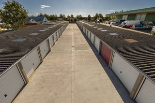 Actie: de eerste 2 maanden huurt u volledig gratis. In dit complex met vlot toegankelijke, gerenoveerde garages zijn verschillende garages te...