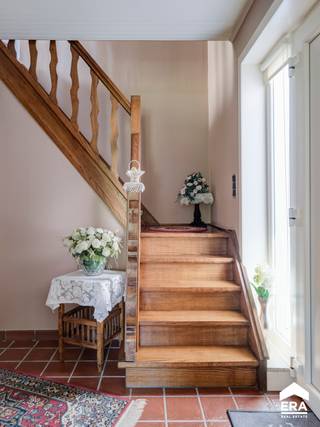 <p><strong>Instapklare, energiezuinige gezinswoning op 10are in groene, rustige omgeving van Pelt.</strong></p>

<p>Op een prachtig perceel van <strong>10a00ca</strong> in de landelijke Hobosstraat vindt u deze uitstekend onderhouden woning (1981) met <strong>226 m² bruikbare vloeroppervlakte</strong>. De woning beschikt onder andere over <strong>3 ruime slaapkamers</strong>, bureel/berging, een lichtrijke leefruimte, vernieuwde keuken, 2 badkamers, ruime bergzolder, opslagkelder, kruipkelder en een fraai aangelegde tuin met zonneterras, vrijstaande garage en carport. Alle constructies zijn vergund. Dankzij talrijke renovaties (o.a. ramen en deuren, keuken, condensatieketel, dak- en spouwisolatie) geniet u van hedendaags wooncomfort. Met <strong>EPC-label B</strong>, hoogrendementsbeglazing, ingebouwde pelletkachel en condenserende gasketel is dit bovendien een energiezuinige woning. Ontdek ook de praktische indeling via de <strong>bijgevoegde indelingsplannen</strong>.</p>

<p><strong>Uitgevoerde renovaties:</strong></p>

<ul><li>2008: plaatsing ingebouwde pelletkachel.</li><li>2012: nieuwe PVC ramen HR++, deuren en rolluiken.</li><li>2013: nieuwe zinken goten.</li><li>2014: condenserende gasketel Vaillant, nieuwe radiatoren, aanleg steentapijt, nieuwe binnendeuren.</li><li>2016: dakisolatie</li><li>2018: nieuwe keuken, nieuwe sanitaire leidingen.</li><li>2021: spouwmuurisolatie</li></ul>