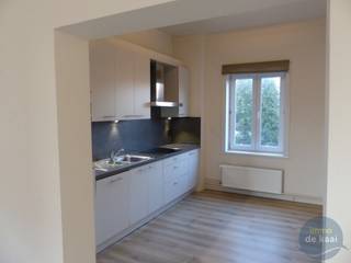 Goed gelegen opbrengstwoning met een handelsgelijkvloers en een verhuurd duplex appartement met 3 slaapkamers. Op de gelijkvloerse is een handelspand...