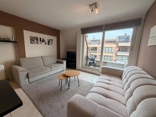 Idéalement situé au centre de Middelkerke, à seulement 200 mètres de la plage et de la digue, se trouve ce bel appartement en duplex au 4ème étage. Grâce à sa situation centrale, vous bénéficiez de toutes les commodités à portée de main, tout en étant à moins de 3 minutes à pied de la mer.<br /><br />L'appartement dispose au rez-de-chaussée d'un salon spacieux et lumineux avec cuisine attenante, d'un débarras pratique et d'un WC invités dans le hall d'entrée. Depuis le salon, vous avez accès à une terrasse confortable de 3,5 m².<br /><br />À l'étage, il y a deux chambres à coucher complètes et une salle de bains confortable, équipée d'une douche à l'italienne, d'un double lavabo et d'un deuxième WC.<br /><br />Un atout supplémentaire est que l'appartement est vendu entièrement meublé. Il est donc prêt à être utilisé immédiatement, comme résidence secondaire à la côte ou comme investissement locatif.<br /><br />De plus, l'appartement est également économe en énergie avec un label PEB favorable de classe B.<br /><br />Les informations urbanistiques sont en cours de demande.<br /><br />Vous êtes intéressé par ce bel appartement en duplex à deux pas de la mer ? Contactez Louis au 0493 18 27 84 pour plus d'informations ou une visite.