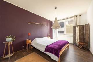 <p><span>Rustig wonen op de rand van Borgerhout en Zurenborg, op wandelafstand van alles wat de stad zo leuk maakt. Dit verrassend ruime huis combineert authentieke elementen met speelse kleuren, veel licht en een fijne groene buitenruimte. Een warme thuis met karakter, verdeeld over meerdere volwaardige verdiepingen.<br /><br /></span></p><p><span>Warm karakter &amp; slimme indeling</span></p><p><span>Op het gelijkvloers word je verwelkomd via de inkomhal waar de gezandstraalde trap meteen uitspringt. Vooraan ligt de gezellige leefruimte met hoge plafonds, parketvloer en kamerbrede raampartij. Achteraan bevindt zich de ruime keuken (ALNO) met natuurstenen werkblad, houten kasten, combi-oven, vaatwasser, gasvuur en zelliges tegels. Aansluitend vind je de eerste van drie badkamers dat tevens fungeert als wasruimte en toegang tot de zuidoostgerichte stadstuin, een heerlijk rustige plek met weinig inkijk.<br /><br /></span></p><p><span>Verdiepingen vol mogelijkheden</span></p><p><span>De eerste verdieping is grote polyvalente ruimte met moderne haard: ideaal als extra leefruimte, atelier of bureau. Verder vind je hier een slaapkamer met ensuite badkamer in blauwe mozaïek tegels en dressing, en toegang tot een zonnig terrasje. Op de tweede verdieping zijn er nog twee volwaardige slaapkamers en een derde badkamer. De ruime, droge kelder zorgt voor extra opslagruimte.<br /><br /></span></p><p><span>Zurenborg &amp; omgeving</span></p><p><span>Deze woning ligt in een rustige straat net naast Zurenborg op de rand van Borgerhout, tussen het Stadspark en het Rivierenhof. Alle voorzieningen bevinden zich op wandelafstand: buurtwinkels, horeca, openbaar vervoer en vlotte in- en uitvalswegen via de Plantin en Moretuslei. Een ideale mix van rust, groen en stadsleven. </span></p><p><span>Geen maatregelen in het Vlaams Handhavingsplatform</span></p><p><span> </span></p>