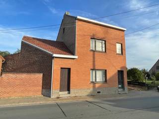 <p>Te renoveren halfopen bebouwing met ruime tuin en veel potentieel<br /><br />Deze te renoveren halfopen bebouwing is gelegen aan de Attenhovenstraat 43 te Velm, in een landelijke omgeving en toch met een vlotte verbinding richting Landen, Sint-Truiden en Hasselt.<br /><br />De bushalte van lijn 21 bevindt zich bovendien recht tegenover de woning.<br /><br />De woning beschikt over een aangename indeling, hoge plafonds en een vernieuwd dak, waardoor er reeds een goede basis aanwezig is om hier een mooie gezinswoning van te maken.<br /><br />Op het gelijkvloers komen we binnen via de inkomhal, die toegang geeft tot de leefruimte, eetplaats en keuken.<br />Aansluitend bevinden zich een ruime berging met wasplaats en een naastgelegen stalling, die bijkomende mogelijkheden biedt.<br /><br />Op de eerste verdieping geeft de centrale nachthal toegang tot twee ruime slaapkamers en de badkamer.<br />De bestaande indeling is functioneel en kan perfect behouden blijven.<br /><br />Een vaste trap brengt ons verder naar de ruime zolderverdieping.<br />Deze biedt nog heel wat potentieel en kan, mits verdere afwerking, worden ingericht als één of meerdere extra slaapkamers, hobbyruimte of bureau.<br /><br />Daarnaast beschikt de woning over een droge kelder, ideaal als bijkomende bergruimte.<br /><br />Buiten is er een mooie, brede achtertuin waar u in alle rust en privacy kunt genieten.<br /><br />De combinatie van de tuin, de beschikbare binnenruimte en de uitbreidingsmogelijkheden maakt van deze woning een interessante renovatiekans voor wie graag een woning volledig naar eigen smaak wil afwerken.<br /><br />Bent u op zoek naar een woning met ruimte, karakter en mogelijkheden om er helemaal uw eigen thuis van te maken? Dan nodigen wij u graag uit voor een bezoek.<br /> </p>