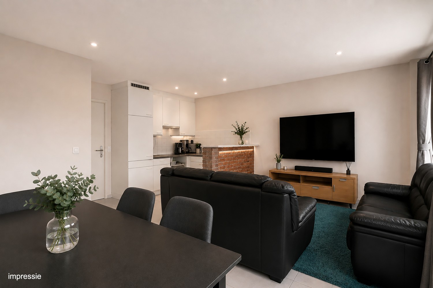 Instapklaar 2-slaapkamer appartement met royale garagebox en autostaanplaats! - foto 4