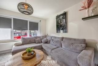 Voor meer info en foto’s, surf naar www.swevers.be – Op de Koningin Astridlaan 140 in Maaseik vind je deze instapklare halfopen woning met drie slaapkamers, een vernieuwde keuken en badkamer en heel wat praktische bergruimte. De woning dateert oorspronkelijk uit 1968 en staat op een perceel van 310 m². Via de centrale inkomhal bereik je het gastentoilet en de verschillende leefruimtes. De gezellige zit- en eethoek sluiten mooi op elkaar aan. Aansluitend bevindt zich de vernieuwde keuken van circa 9 m², praktisch ingericht voor dagelijks gebruik. Op de eerste verdieping liggen drie volwaardige slaapkamers van circa 10,50 m², 12,23 m² en 10,50 m². Ook de vernieuwde badkamer bevindt zich hier, samen met een praktische berging. Extra opslagruimte is ruimschoots aanwezig dankzij de zolder van circa 20 m² en de kelder van circa 40 m². Buiten beschik je over een perceel met noordoostelijke oriëntatie. De halfopen bebouwing zorgt voor extra ruimte rondom de woning en biedt mogelijkheden om een aangename tuin- en buitenomgeving te creëren. Ook de ligging is praktisch. Openbaar vervoer bevindt zich op circa 84 meter, scholen op ongeveer 848 meter en winkels op circa 1 km. Restaurants en ontspanningsmogelijkheden zijn eveneens vlot bereikbaar. Een complete woning voor wie drie slaapkamers, een instapklaar karakter en veel praktische ruimte zoekt in Maaseik. Voor meer informatie, bel 011 255 155. Bron bewoonbare oppervlakte: EPC – verslag.