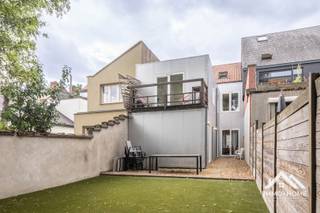 In Gentbrugge, in een gezellige zijstraat van de Brusselsesteenweg, bevindt zich dit pand dat bestaat uit twee wooneenheden. Het gelijkvloers appartement, momenteel verhuurd voor 950 euro, in Ledeberg combineert een praktische indeling met een aangename en ruime private buitenruimte. De leefruimte geniet van veel natuurlijk licht en sluit mooi aan op de eetplaats en de open keuken, die voorzien is van voldoende kast- en werkruimte. De beide slaapkamers zijn volwaardig en bieden voldoende plaats voor een tweepersoonsbed en bijkomend meubilair. Verder beschikt het appartement over een badkamer met douche en lavabo, evenals een afzonderlijk toilet. Achteraan bevindt zich een grote private tuin, onderhoudsvriendelijk aangelegd met kunstgras. Het tweede appartement, 110 m2, verhuurd voor 1.100 euro, is een ruime en lichtrijke woongelegenheid met eigen privétoegang, verdeeld over verschillende niveaus. De woning beschikt over een grote open woonruimte met veel natuurlijke lichtinval, een frisse houten vloer en verzorgde accentpunten die het interieur een hedendaagse uitstraling geven. De open keuken sluit mooi aan op de leefruimte en vormt samen met de eet- en zithoek een aangename centrale leefomgeving. Op dit niveau bevindt zich tevens een slaapkamer met aansluitende badkamer, uitgerust met bad en douche, lavabo en toilet. Aansluitend is er een praktische bergruimte met voorzieningen voor een wasmachine, vanwaar men toegang heeft tot een gezellig terras. Een verdieping hoger bevinden zich nog twee lichtrijke slaapkamers. Op deze verdieping is bovendien een aparte doucheruimte met lavabo voorzien, evenals een afzonderlijk toilet. Bezoekdag: 05/09 : Inschrijven via mail naar tommy@immo-home.be, geen telefonische inschrijvingen! Volg ons op Fb en Insta. Voor meer info: www.immo-home.be. GRATIS SCHATTING &amp; GRATIS FINANCIEEL ADVIES