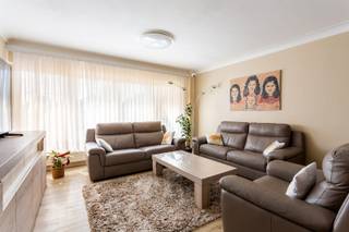Dit appartement bevindt zich in de gegeerde wijk Venneborg - Zwarte Arend. Hier woon je bijzonder centraal: het openbaar vervoer stopt praktisch voor de deur en scholen, winkels en andere voorzieningen bevinden zich op wandelafstand. Ook de belangrijkste invalswegen, zoals de E313 en de Antwerpse Ring, zijn vlot bereikbaar.<br />Daarnaast ligt het prachtige Rivierenhof, één van de grootste en mooiste parken van Antwerpen, op slechts enkele minuten wandelen. Hier kan je heerlijk wandelen, fietsen en ontspannen. Voor shoppingliefhebbers ligt ook Wijnegem Shopping Center vlakbij.<br />Het appartement bevindt zich op de 2de verdieping van een kleinschalig gebouw met lift en heeft de volgende indeling:<br />Via de ruime inkomhal, voorzien van talrijke ingebouwde kasten, krijg je toegang tot alle ruimtes van het appartement. De hal leidt naar de ruime en lichtrijke leefruimte. Aansluitend bevindt zich de keuken, uitgerust met alle comfort en met toegang tot het terras.<br />Aan de achterzijde van het appartement vinden we een apart gastentoilet en een ruime badkamer met een dubbel lavabomeubel, een ligbad met douchefunctie en aansluitingen voor een wasmachine en droogkast.<br />Verder beschikt het appartement over 3 ruime slaapkamers, waarvan 2 toegang geven tot het 2de terras aan de achterzijde. Tot slot is er nog een kelderberging.<br />EPC: label B-Stedenbouwk Vg–Wg–Gvkr–Gvv–Gmo-P-& G-score: A<br />Interesse? Surf naar www.walls.be of bel ons op 03 233 33 00 voor meer info of een bezoek ter plaatse.
